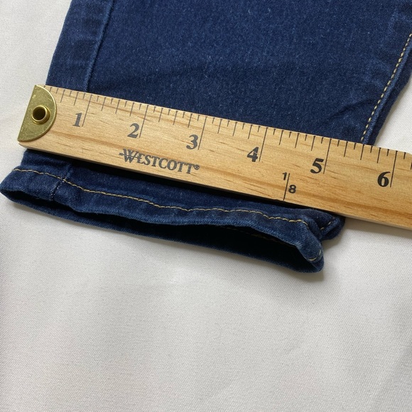Signature Levi Strauss Mid Rise Skinny Plus Jeans - Picture 3 of 9